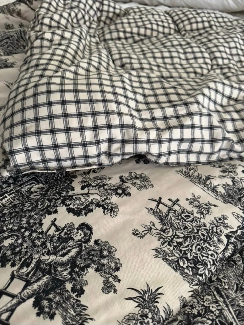 Vintage Waverly Classic Toile Cotton Comforter in Black on Cream - queen Bedding